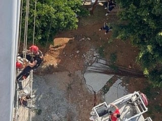 Mersin'de iskele düştü işçiler halatta asılı kaldı