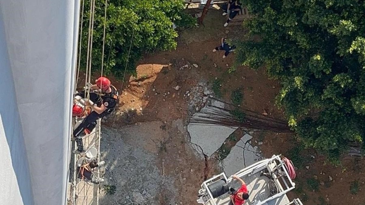 Mersin'de iskele düştü işçiler halatta asılı kaldı