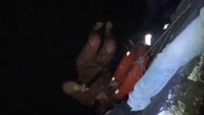 Seyhan Nehri'ne düşen kadını itfaiye ekibi kurtardı
