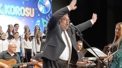 Zonguldak'ta sesi Barış Manço'ya benzeyen müdür, sosyal medyaya damga vurdu