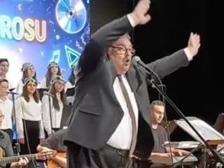 Zonguldak'ta sesi Barış Manço'ya benzeyen müdür, sosyal medyaya damga vurdu
