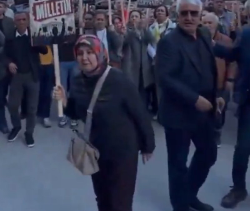 Burcu Köksal'ın AK Parti'ye geçeceği iddiaları sonrası CHP'li kadın sinir krizi geçirdi