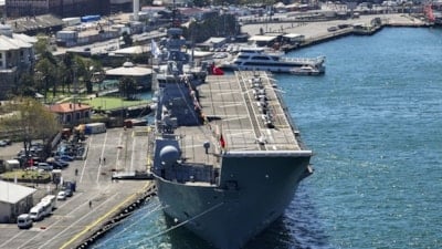 TCG Anadolu, İstanbul Boğazı'nda turistlerin gözdesi oldu