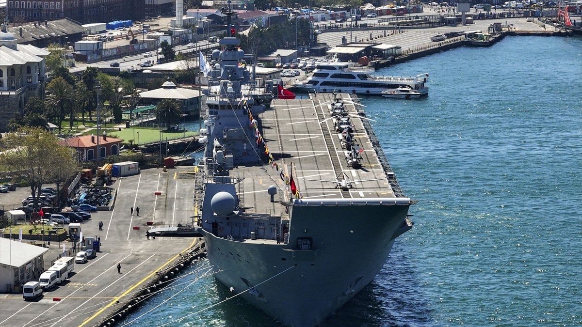 TCG Anadolu, İstanbul Boğazı'nda turistlerin gözdesi oldu