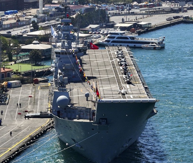 TCG Anadolu, İstanbul Boğazı'nda turistlerin gözdesi oldu