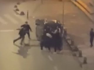 Arnavutköy'de sokak kavgası: Tekme ve yumruklar havada uçuştu