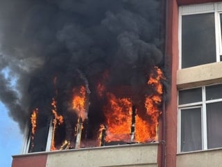 Aksaray'da korkutan yangın: Üçüncü kattan alevler yükseldi