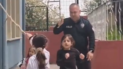 Zonguldak'ta çocuklarla ip atlayan polis, gönülleri fethetti