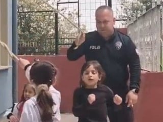 Zonguldak'ta çocuklarla ip atlayan polis, gönülleri fethetti