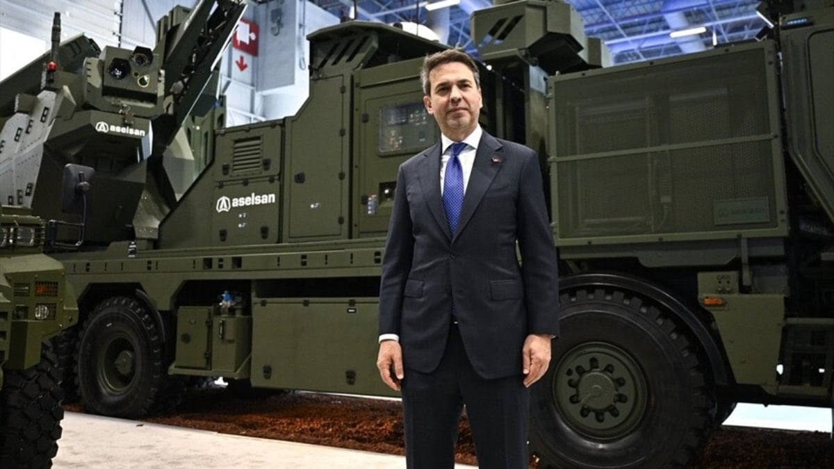 Alparslan Bayraktar SAHA 2026'yı ziyaret etti