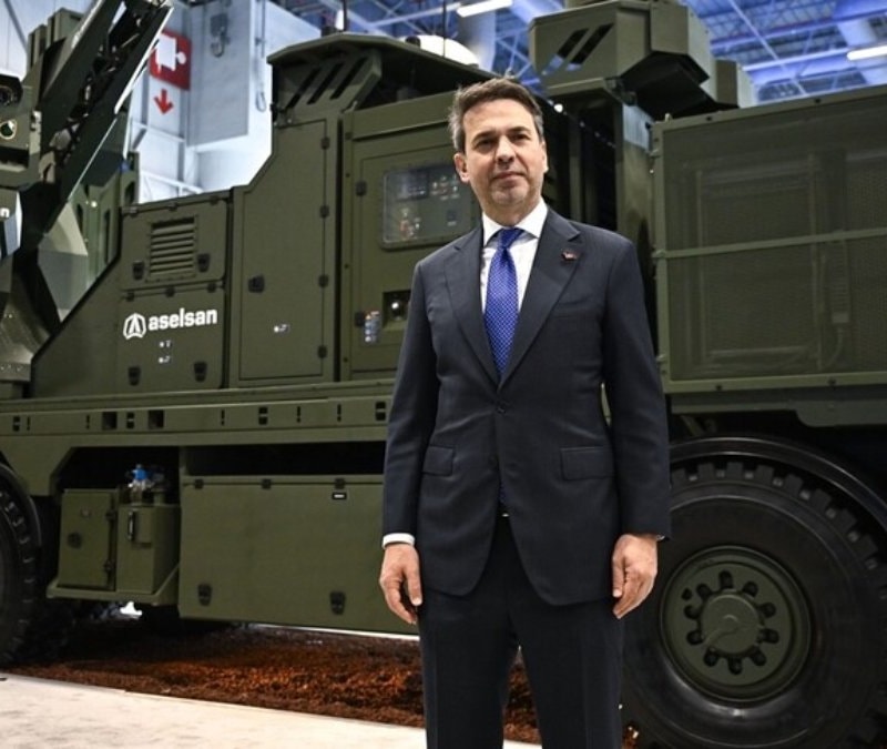 Alparslan Bayraktar SAHA 2026'yı ziyaret etti