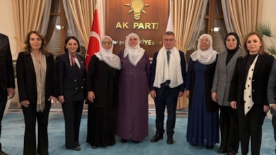 'Barış Anneleri'nden AK Parti'ye ziyarette beyaz tülbent hediyesi