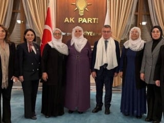 'Barış Anneleri'nden AK Parti'ye ziyarette beyaz tülbent hediyesi