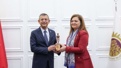 Özgür Özel’den Burcu Köksal açıklaması: Arıyorum, açmıyor