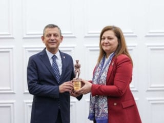 Özgür Özel’den Burcu Köksal açıklaması: Arıyorum, açmıyor