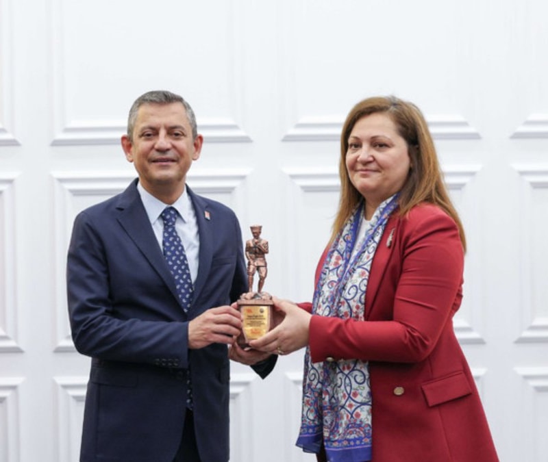 Özgür Özel’den Burcu Köksal açıklaması: Arıyorum, açmıyor