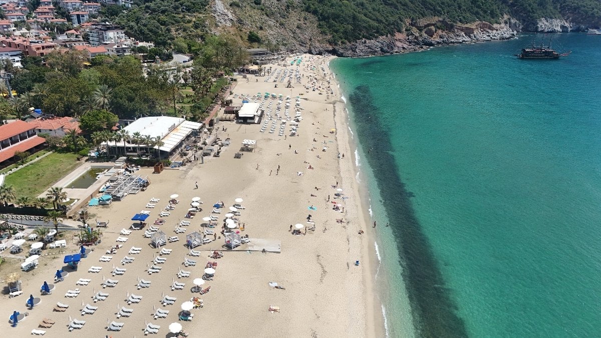 Antalya'da sıcak havalarla beraber sahiller doldu
