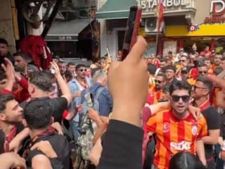 Galatasaray taraftarı şampiyonluk kutlamasına başladı