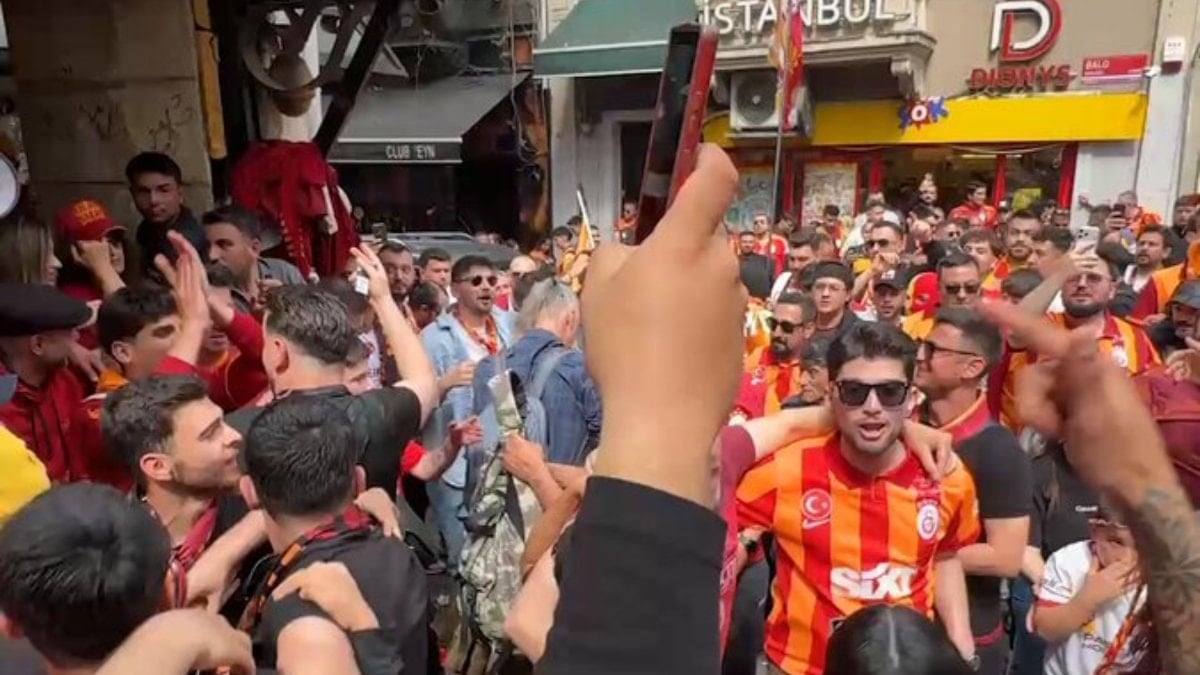 Galatasaray taraftarı şampiyonluk kutlamasına başladı
