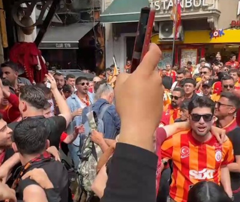 Galatasaray taraftarı şampiyonluk kutlamasına başladı