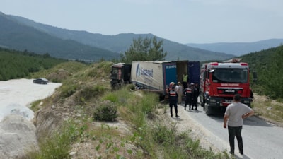 İzmir’de devrilen tırın altında kalan sürücü hayatını kaybetti