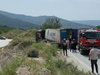 İzmir’de devrilen tırın altında kalan sürücü hayatını kaybetti