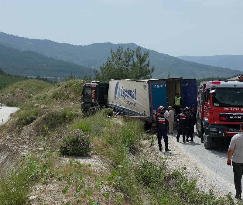İzmir’de devrilen tırın altında kalan sürücü hayatını kaybetti