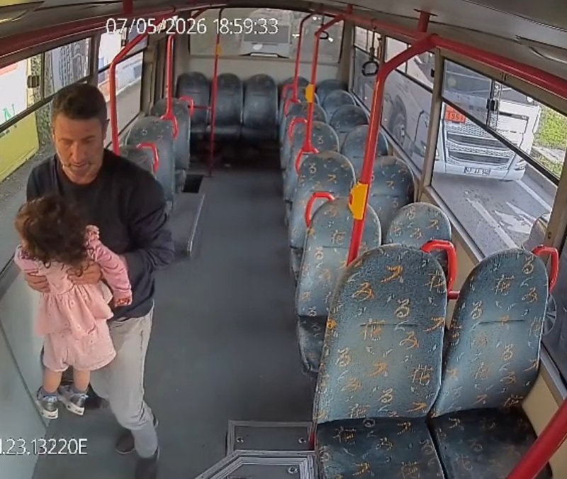 Zonguldak'ta emekleyerek otobüse binen 2 yaşındaki çocuğu fark eden şoför konuştu