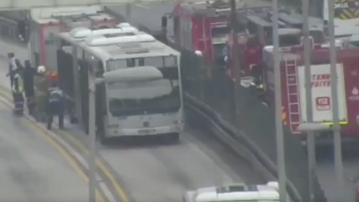 İstanbul'da bir metrobüste yangın çıktı