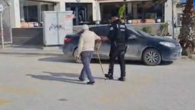 Hatay'da trafikte zorlanan yaşlı kişinin yardımına polis koştu