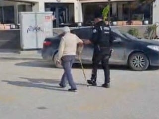 Hatay'da trafikte zorlanan yaşlı kişinin yardımına polis koştu
