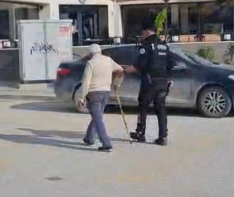 Hatay'da trafikte zorlanan yaşlı kişinin yardımına polis koştu
