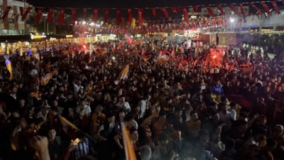 Galatasaraylı taraftarlar sokaklara döküldü: Şampiyonluk kutlamalarından renkli görüntüler