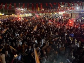 Galatasaraylı taraftarlar sokaklara döküldü: Şampiyonluk kutlamalarından renkli görüntüler