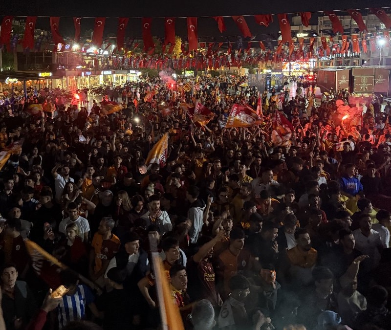 Galatasaraylı taraftarlar sokaklara döküldü: Şampiyonluk kutlamalarından renkli görüntüler