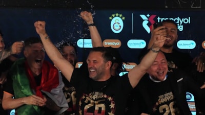 Galatasaraylı futbolculardan Okan Buruk’a basın toplantısında sulu baskın
