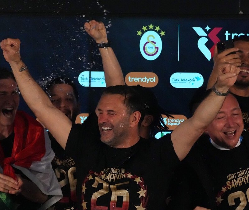 Galatasaraylı futbolculardan Okan Buruk’a basın toplantısında sulu baskın