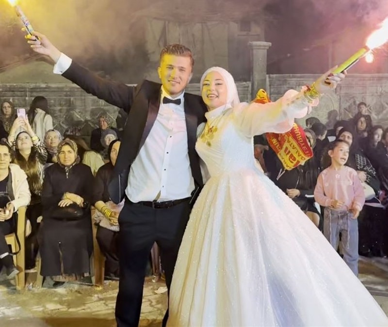Kütahya'da fanatik çiftin düğünü şampiyonluk kutlamasına dönüştü