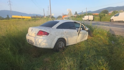 Bursa otomobil tarlaya uçtu: Devirdiği direğe de motosiklet çarptı