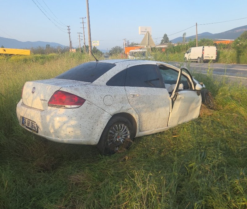 Bursa otomobil tarlaya uçtu: Devirdiği direğe de motosiklet çarptı