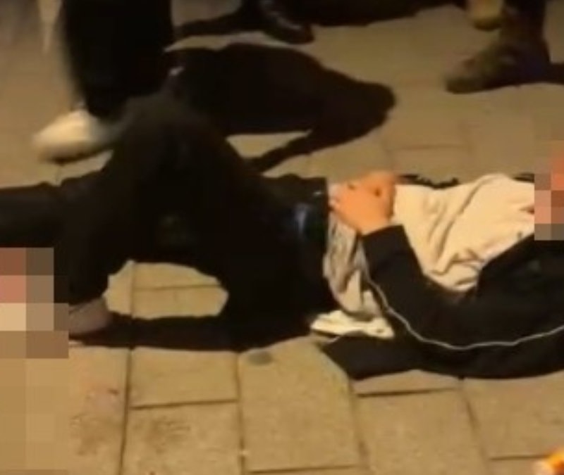 İstanbul'da şampiyonluk kutlamasında bir kişi bıçaklanarak yaralandı