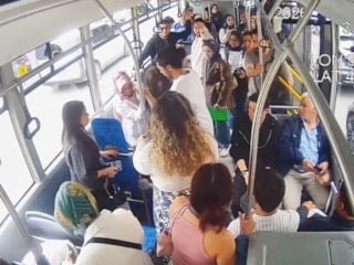 Sakarya'da otobüste zamanla yarış: Fenalaşan genç hastaneye yetiştirildi