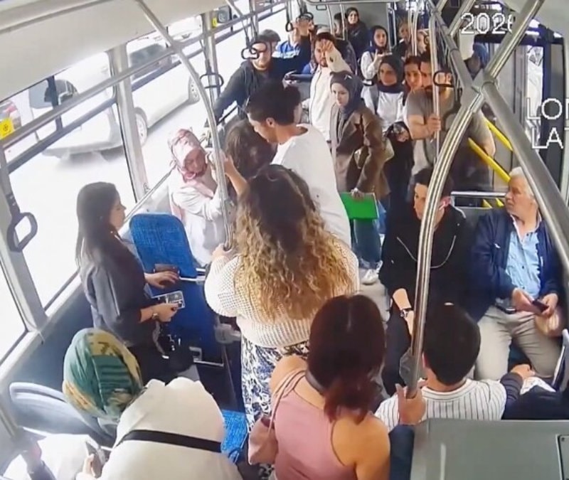 Sakarya'da otobüste zamanla yarış: Fenalaşan genç hastaneye yetiştirildi