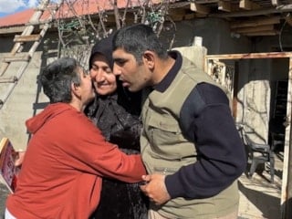 Hakkari'de tam 38 yıldır 4 engelli evladına bakıyor