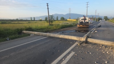 Bursa'da otomobilin devirdiği direğe motosiklet çarptı: 4 yaralı