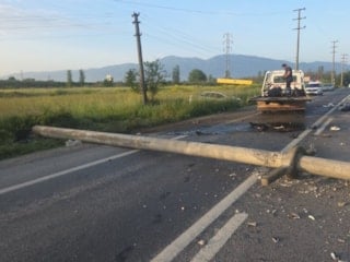 Bursa'da otomobilin devirdiği direğe motosiklet çarptı: 4 yaralı