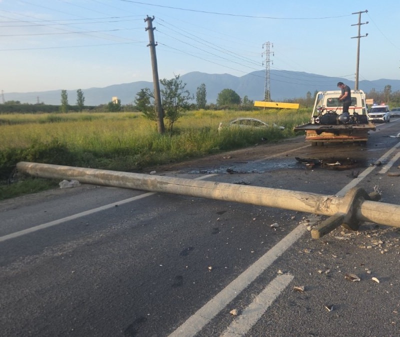 Bursa'da otomobilin devirdiği direğe motosiklet çarptı: 4 yaralı