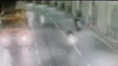 İstanbul'da motosikletlinin hayatını kaybettiği feci kaza kamerada