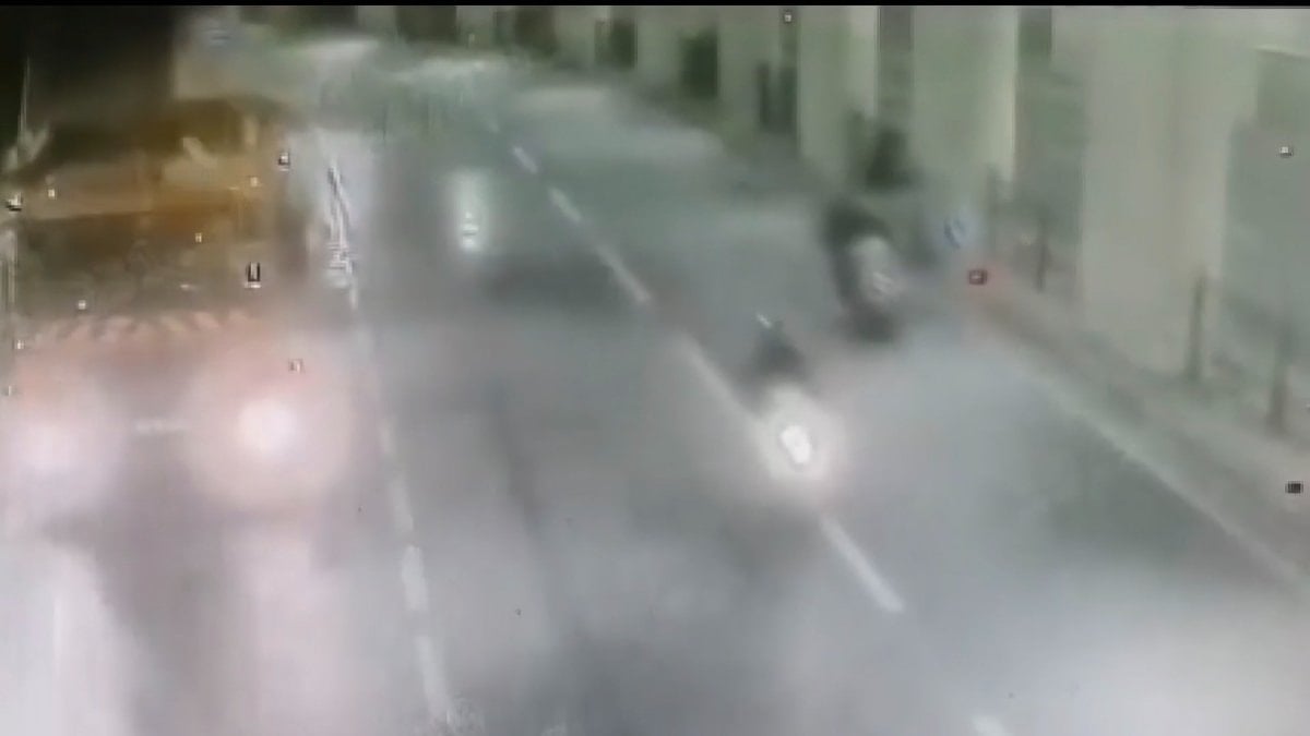 İstanbul'da motosikletlinin hayatını kaybettiği feci kaza kamerada