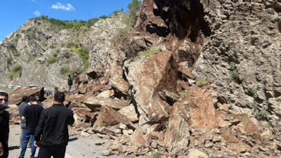 Hakkari Şemdinli–Derecik kara yolu heyelan nedeniyle ulaşıma kapandı